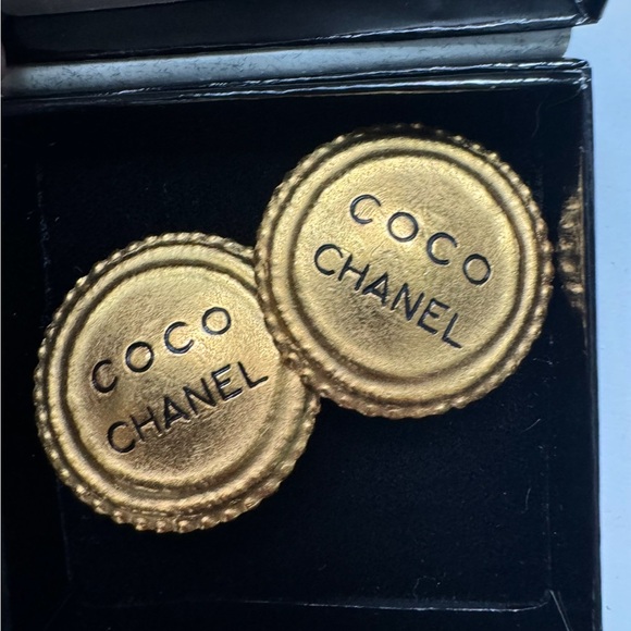 CHANEL 1994 logo-engraved button clip-on earrings with box - Picture 2 of 4